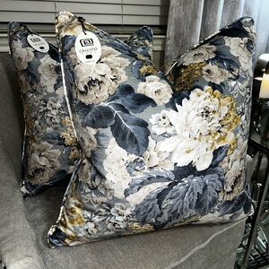 1-NWT CALLISTO HOME VELVET FLORAL DESIGN DECORATIVE PILLOW